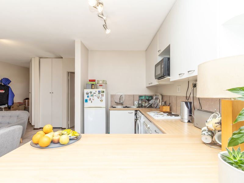 Stunning 1-bedroom apartment in Paulshof, Sandton—modern living with convenience and style awaits! - Photo 8