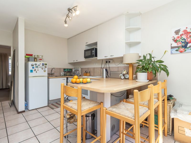 Stunning 1-bedroom apartment in Paulshof, Sandton—modern living with convenience and style awaits! - Photo 6