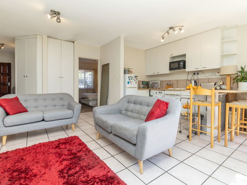 Stunning 1-bedroom apartment in Paulshof, Sandton—modern living with convenience and style awaits! - Photo 3