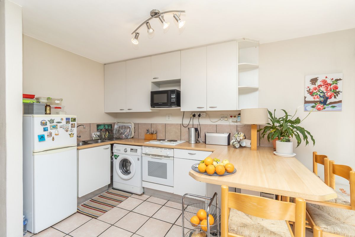 Stunning 1-bedroom apartment in Paulshof, Sandton—modern living with convenience and style awaits! - Photo 5