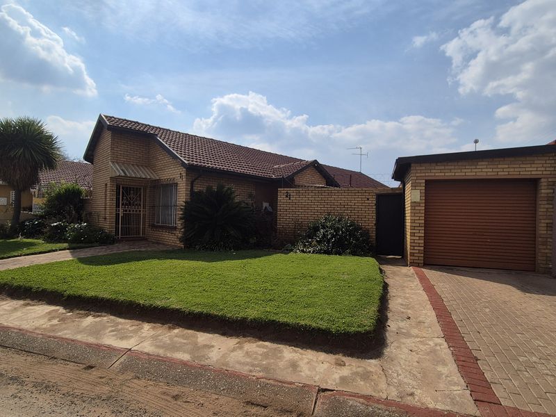 Family home In Bakerton - Photo 1