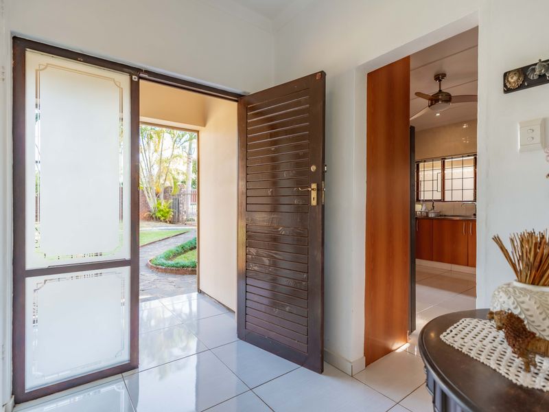Pristine, Polished and Ready to Impress! Modern Luxury Auction In Prime Cowies Hill - Photo 8