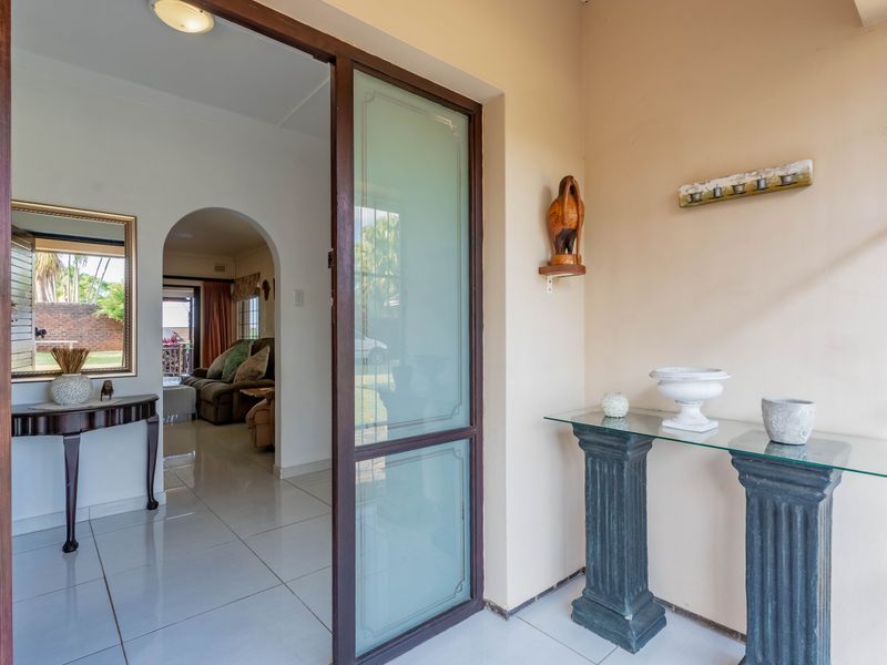 Pristine, Polished and Ready to Impress! Modern Luxury Auction In Prime Cowies Hill - Photo 7
