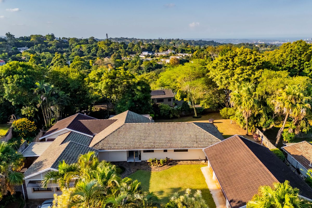 Pristine, Polished and Ready to Impress! Modern Luxury Auction In Prime Cowies Hill - Photo 3