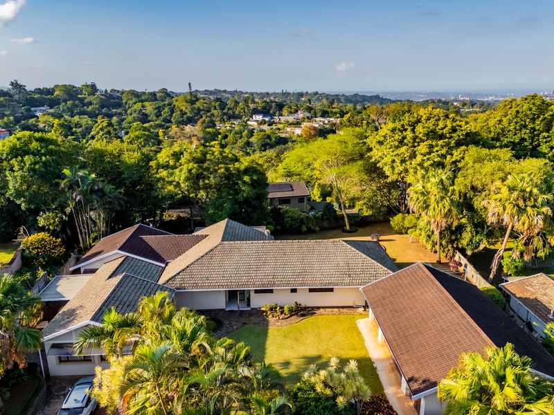 Pristine, Polished and Ready to Impress! Modern Luxury Auction In Prime Cowies Hill - Photo 3