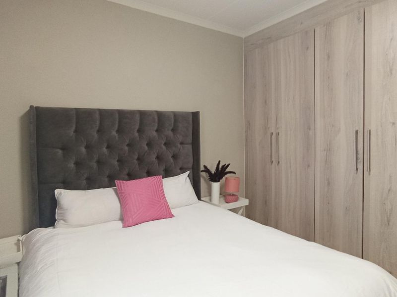 Modern 2 Bed, 1 Bath Unit for Sale in heart of Noordhang - Photo 6