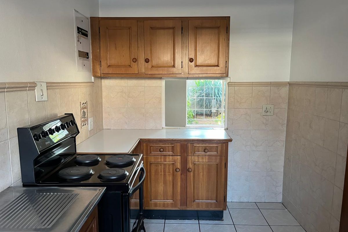 Lovely and Neat 2 Bedroom Townhouse with Private Garden - Photo 4