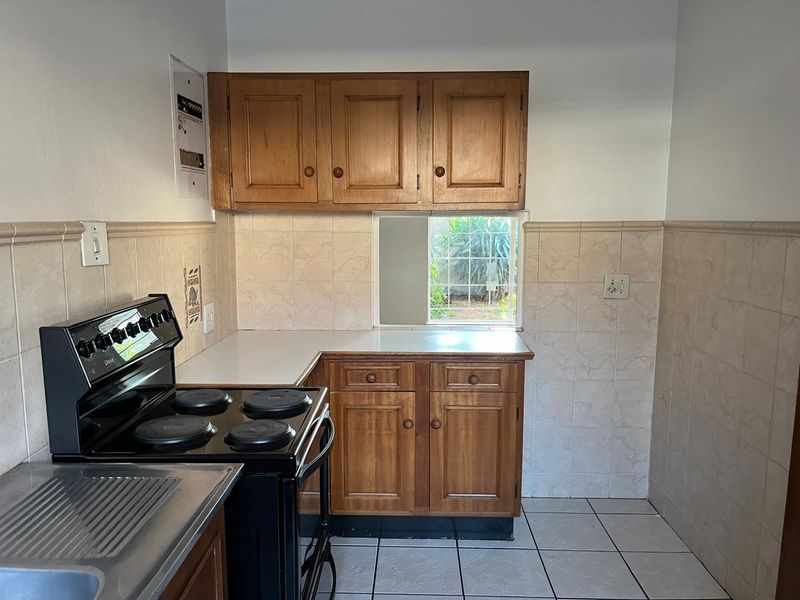 Lovely and Neat 2 Bedroom Townhouse with Private Garden - Photo 4