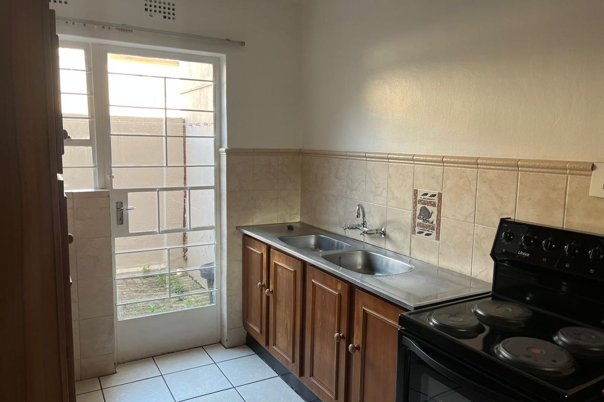 Lovely and Neat 2 Bedroom Townhouse with Private Garden - Photo 5