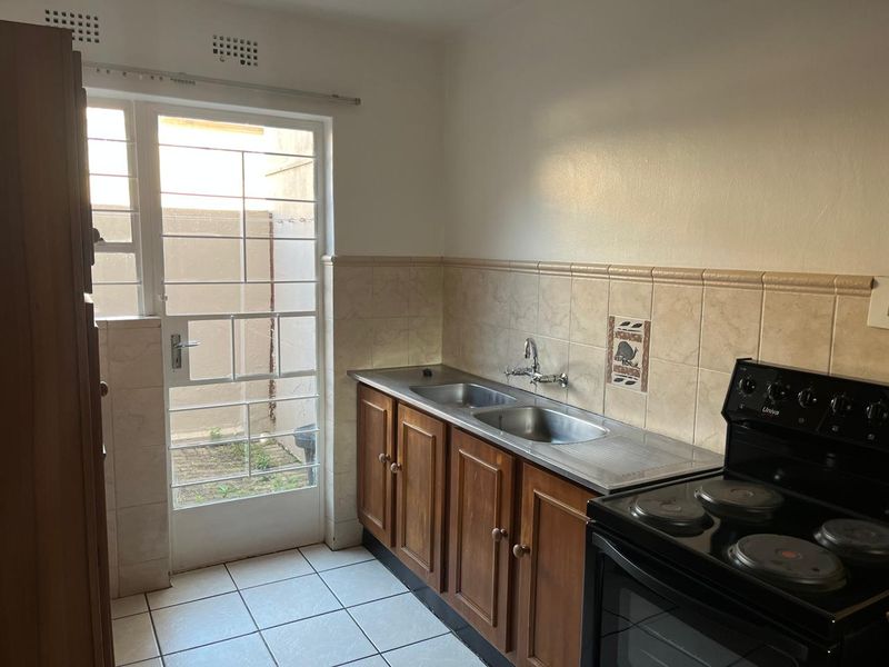 Lovely and Neat 2 Bedroom Townhouse with Private Garden - Photo 5