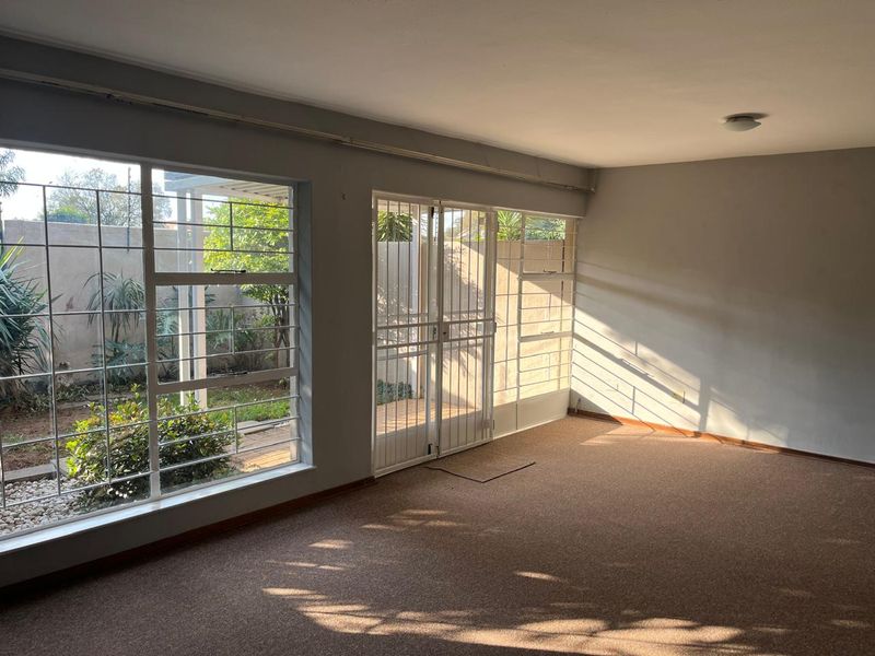 Lovely and Neat 2 Bedroom Townhouse with Private Garden - Photo 1