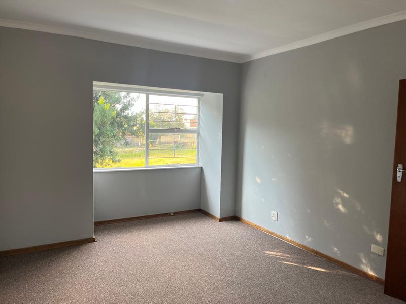 Lovely and Neat 2 Bedroom Townhouse with Private Garden - Photo 10
