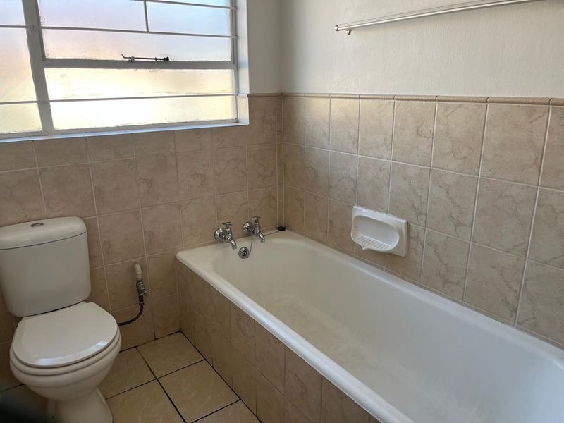 Lovely and Neat 2 Bedroom Townhouse with Private Garden - Photo 9