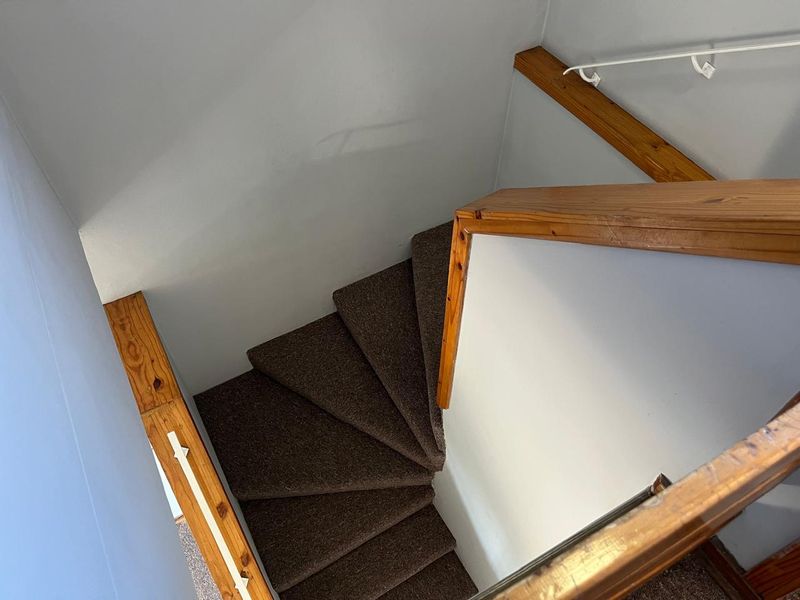 Lovely and Neat 2 Bedroom Townhouse with Private Garden - Photo 7