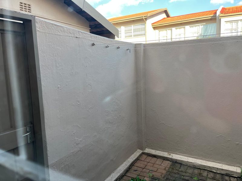 Lovely and Neat 2 Bedroom Townhouse with Private Garden - Photo 6