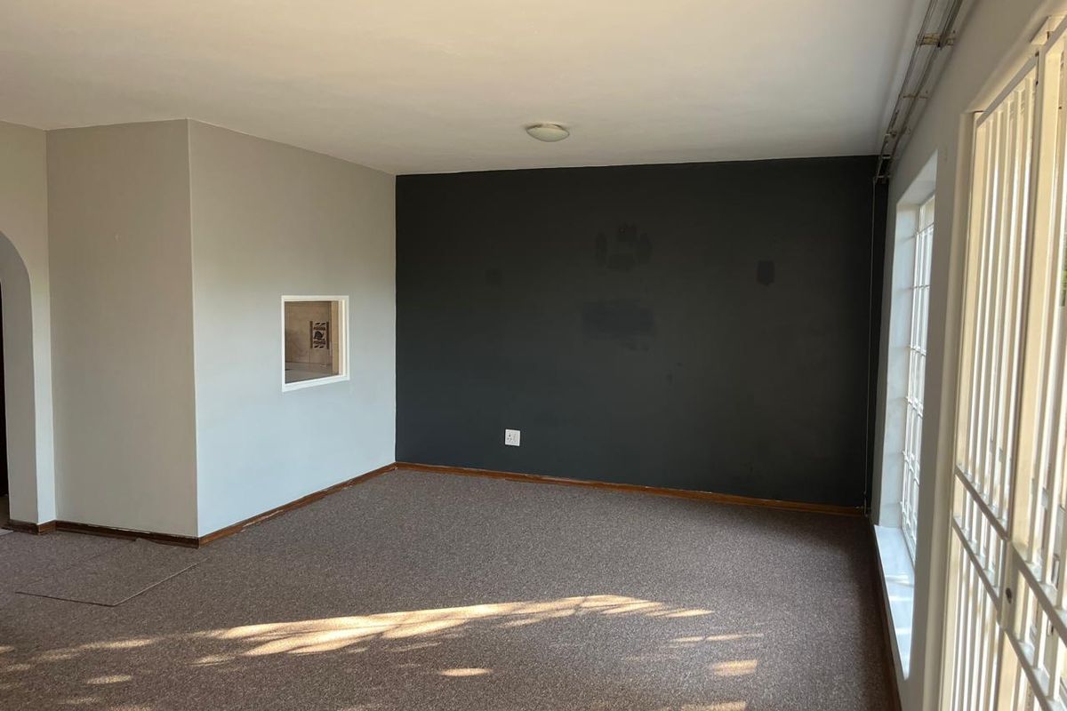 Lovely and Neat 2 Bedroom Townhouse with Private Garden - Photo 3