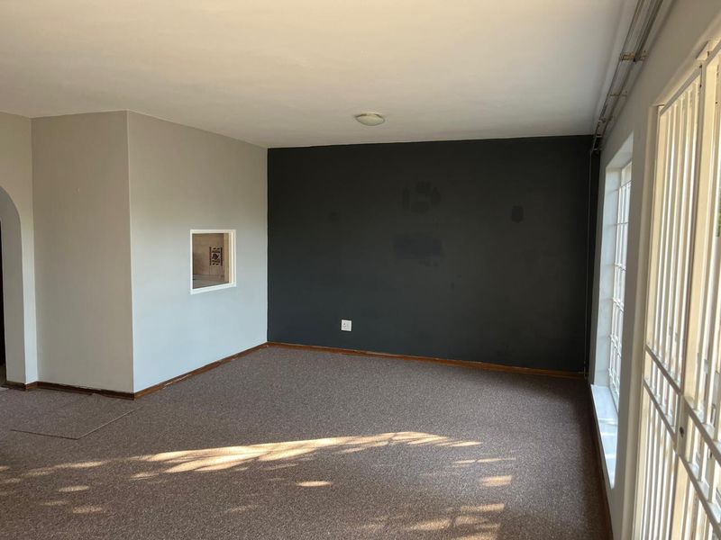 Lovely and Neat 2 Bedroom Townhouse with Private Garden - Photo 3