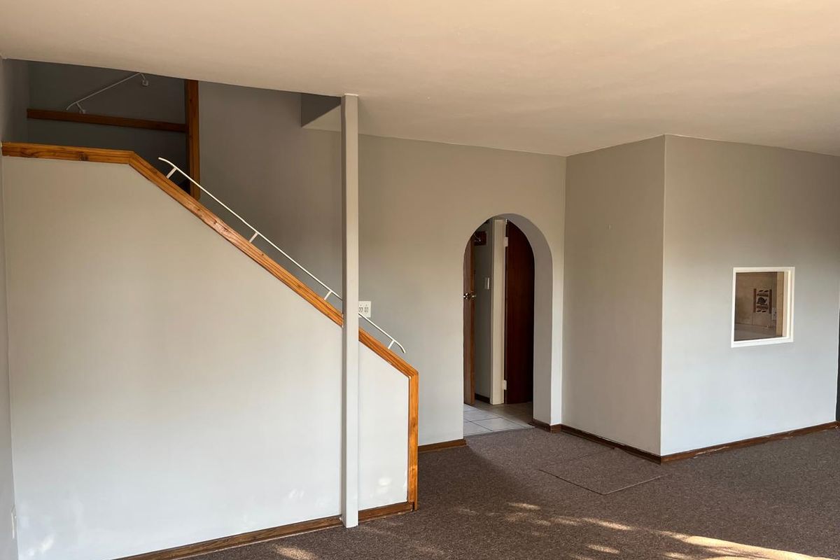 Lovely and Neat 2 Bedroom Townhouse with Private Garden - Photo 2