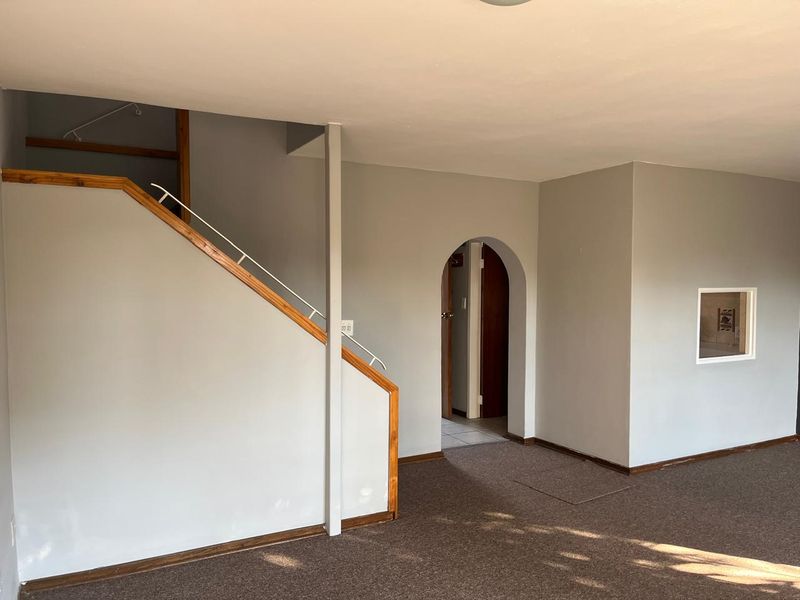 Lovely and Neat 2 Bedroom Townhouse with Private Garden - Photo 2