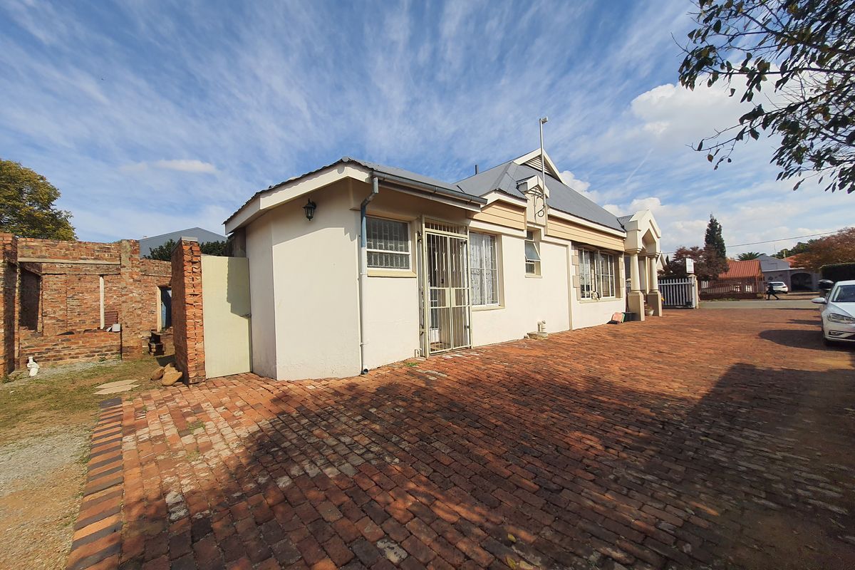 Prime Commercial Investment with Residential Income & Expansion Potential - Photo 3