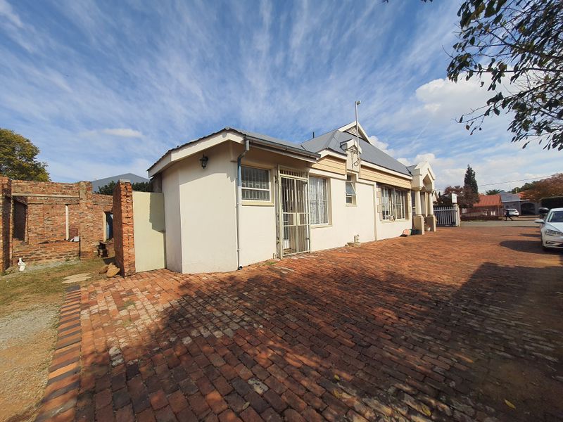 Prime Commercial Investment with Residential Income & Expansion Potential - Photo 3