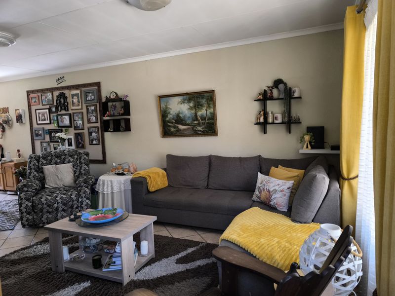 Loft-Style Living in an Exclusive, Secure Complex - Photo 5