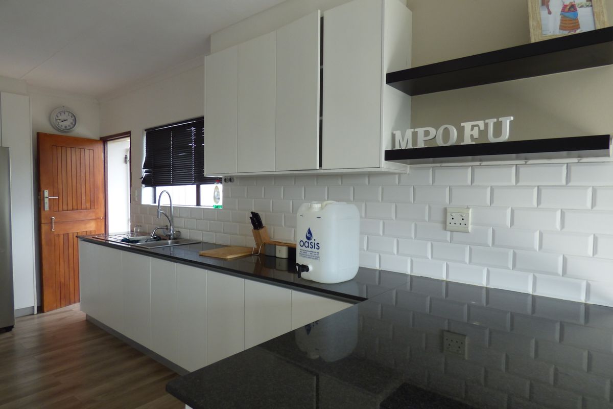 North-facing 3 bedroom home over-looking the Kowie River - Photo 5