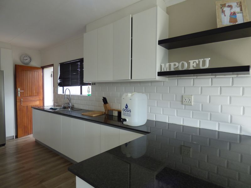 North-facing 3 bedroom home over-looking the Kowie River - Photo 5