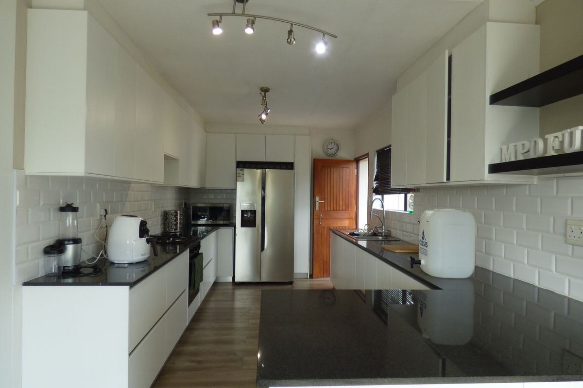 North-facing 3 bedroom home over-looking the Kowie River - Photo 4