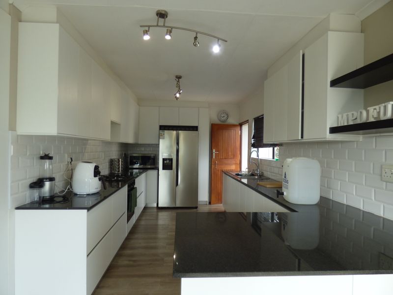 North-facing 3 bedroom home over-looking the Kowie River - Photo 4