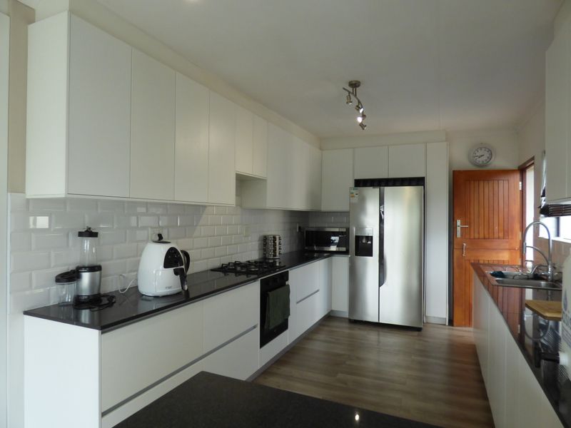 North-facing 3 bedroom home over-looking the Kowie River - Photo 6