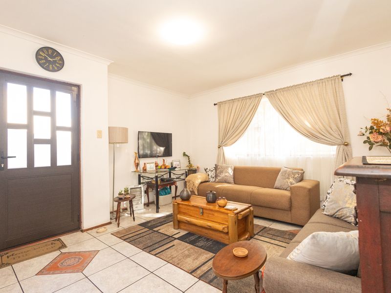 Charming 3 Bedroom Home For Sale - Photo 8