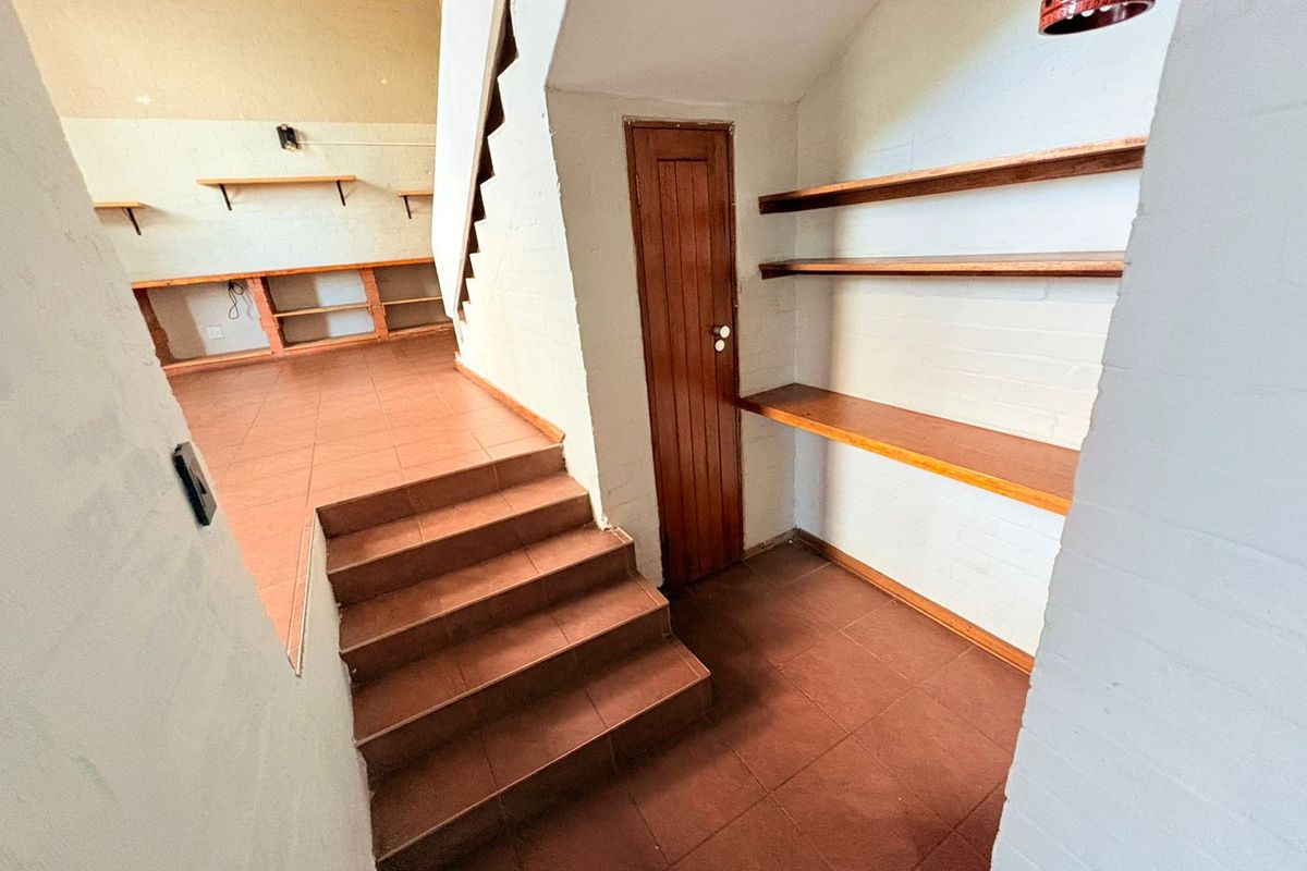 Charming Loft Unit with Private Garden Space - Photo 3
