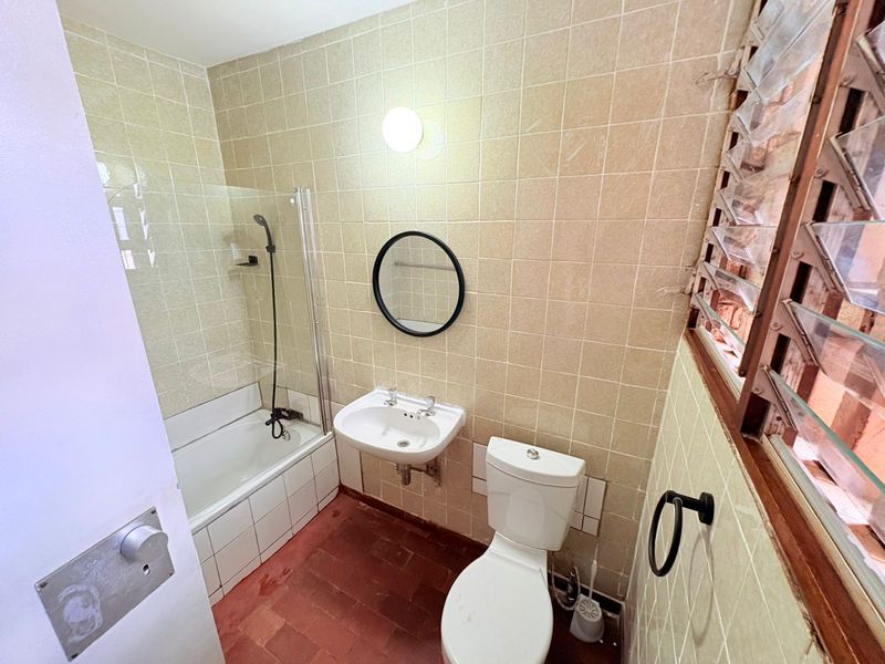 Charming Loft Unit with Private Garden Space - Photo 5