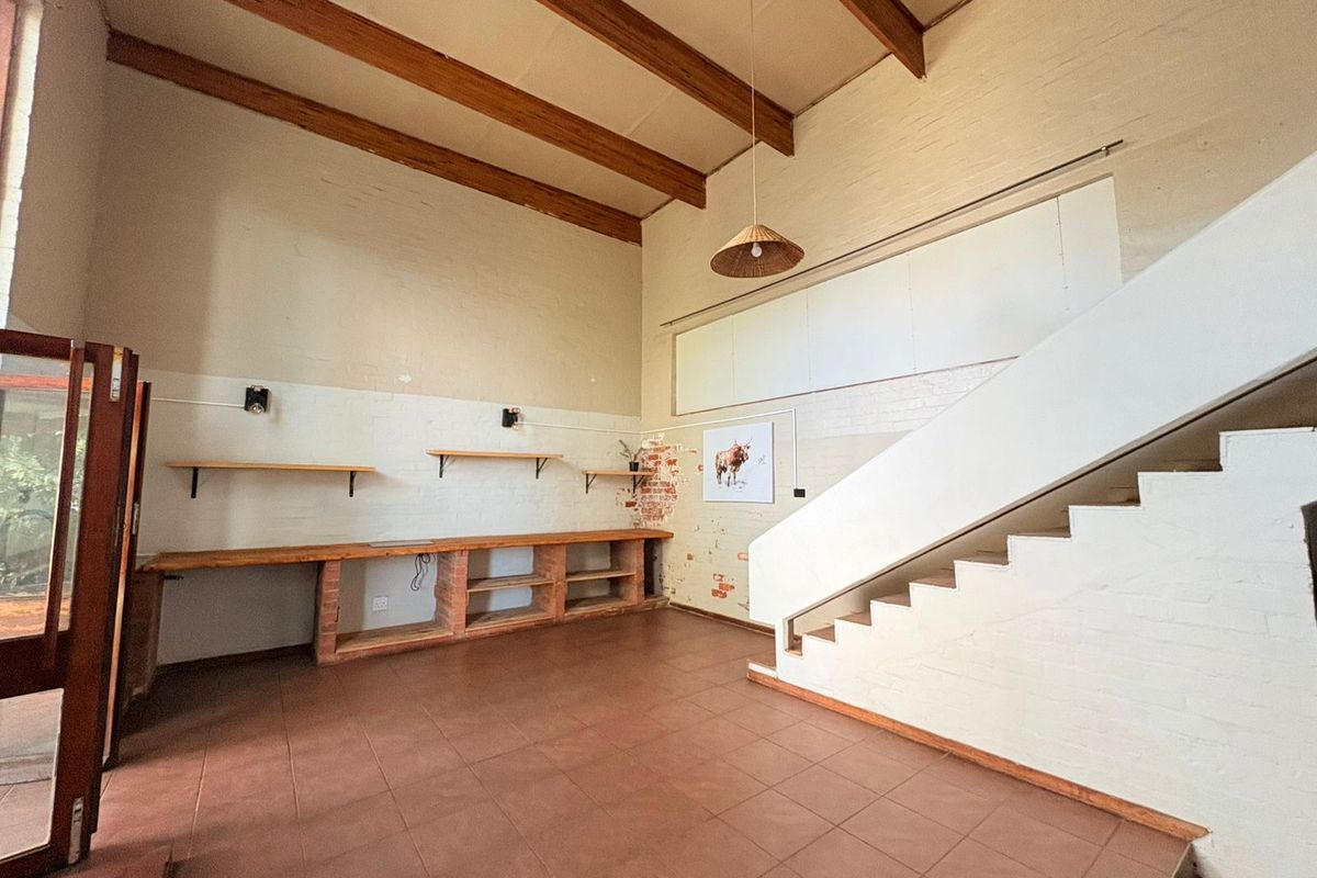 Charming Loft Unit with Private Garden Space - Photo 4