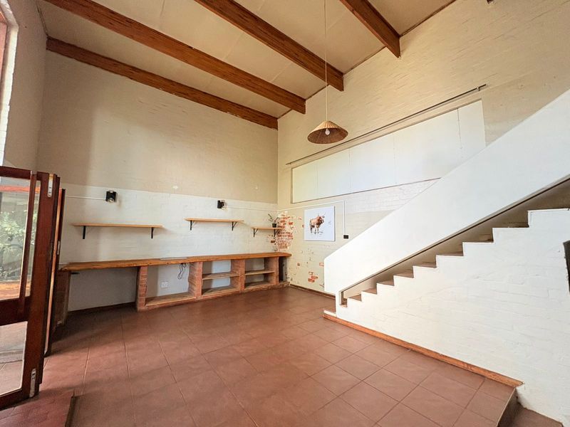Charming Loft Unit with Private Garden Space - Photo 4
