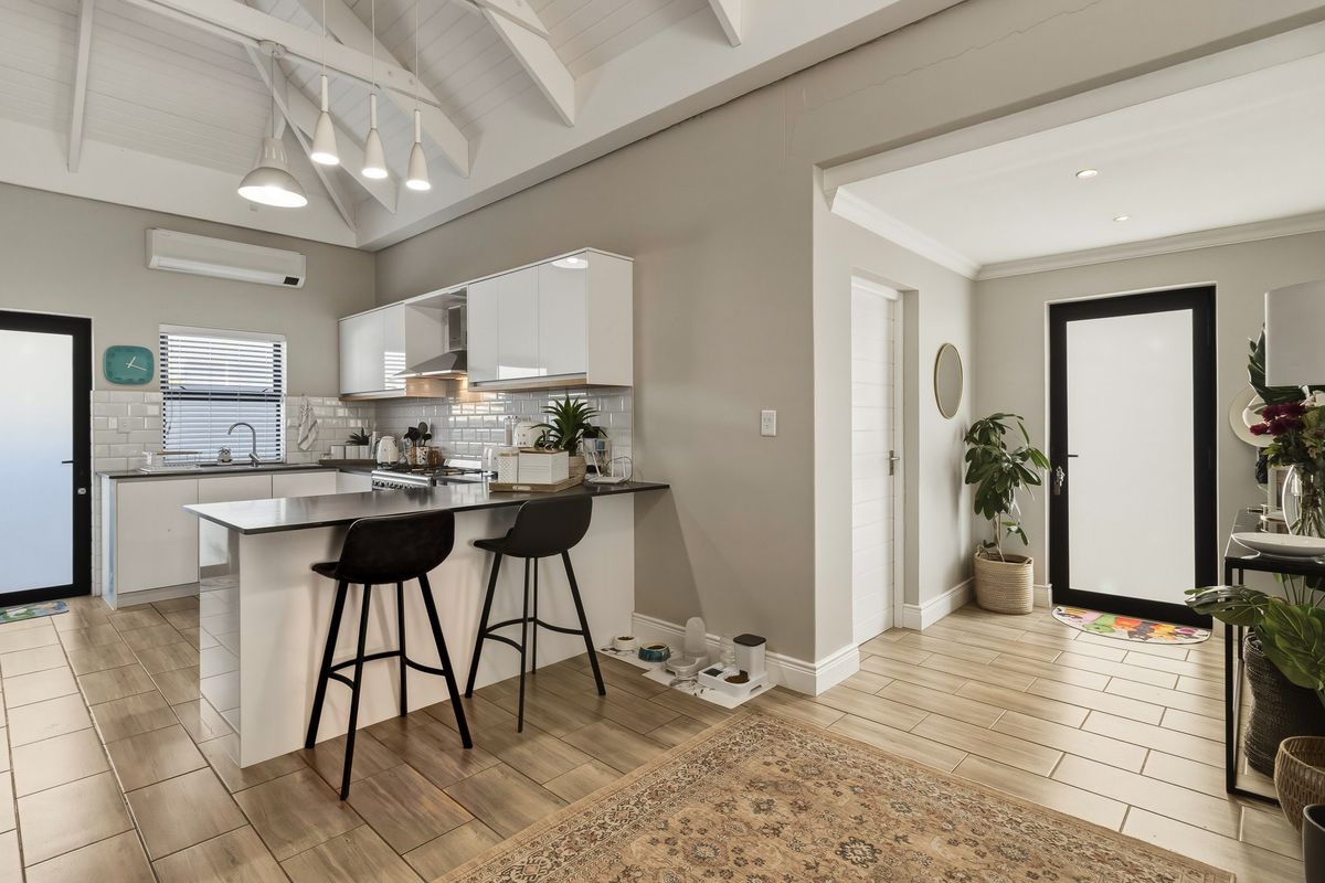Elegant Family Home with Contemporary Finishes in Aan de Wijnlanden - Photo 4