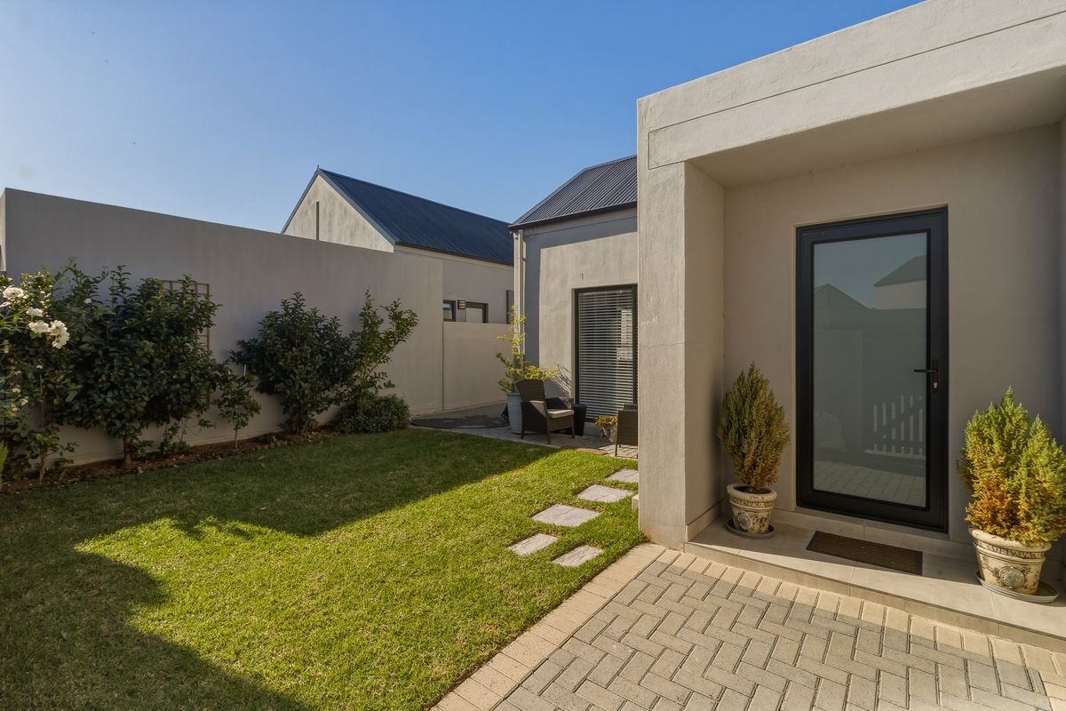 Elegant Family Home with Contemporary Finishes in Aan de Wijnlanden - Photo 3