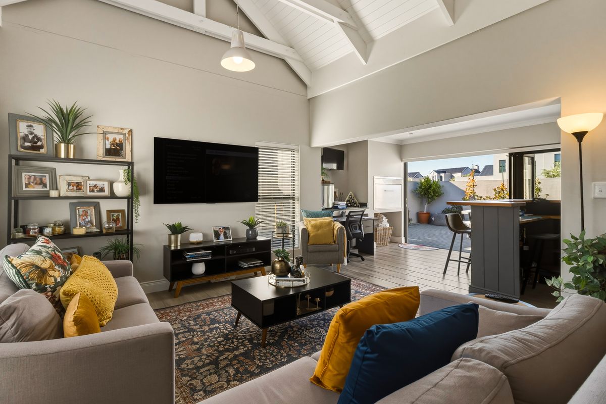 Modern Famiy Home, ready to move into - Photo 4