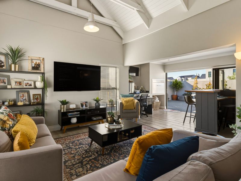 Modern Famiy Home, ready to move into - Photo 3