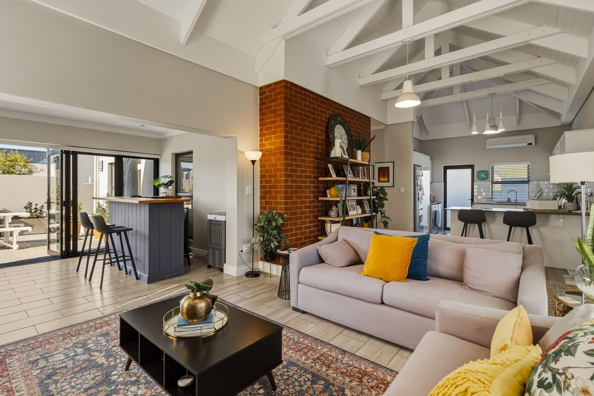 Modern Famiy Home, ready to move into - Photo 3
