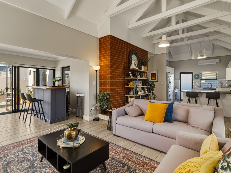 Modern Famiy Home, ready to move into - Photo 2