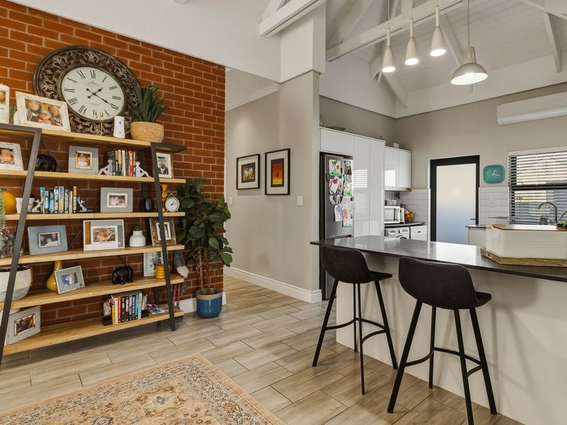 Modern Famiy Home, ready to move into - Photo 6