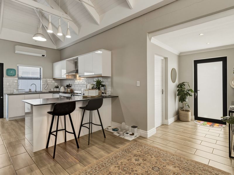 Modern Famiy Home, ready to move into - Photo 9