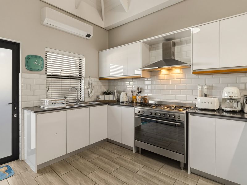 Modern Famiy Home, ready to move into - Photo 8
