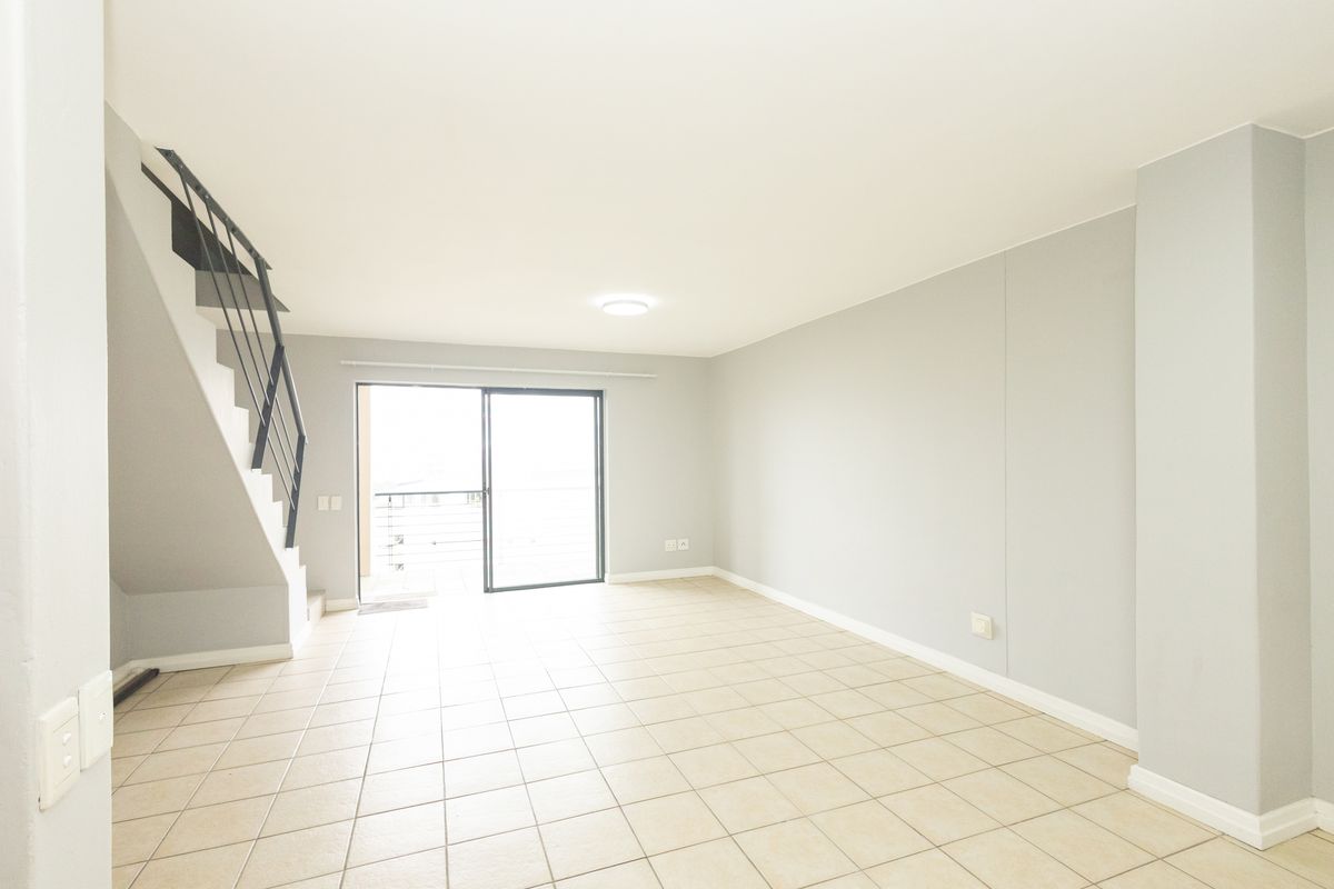 TWO-BEDROOM, TWO BATHROOM PENTHOUSE IN RIVERSIDE LOFTS - Photo 2