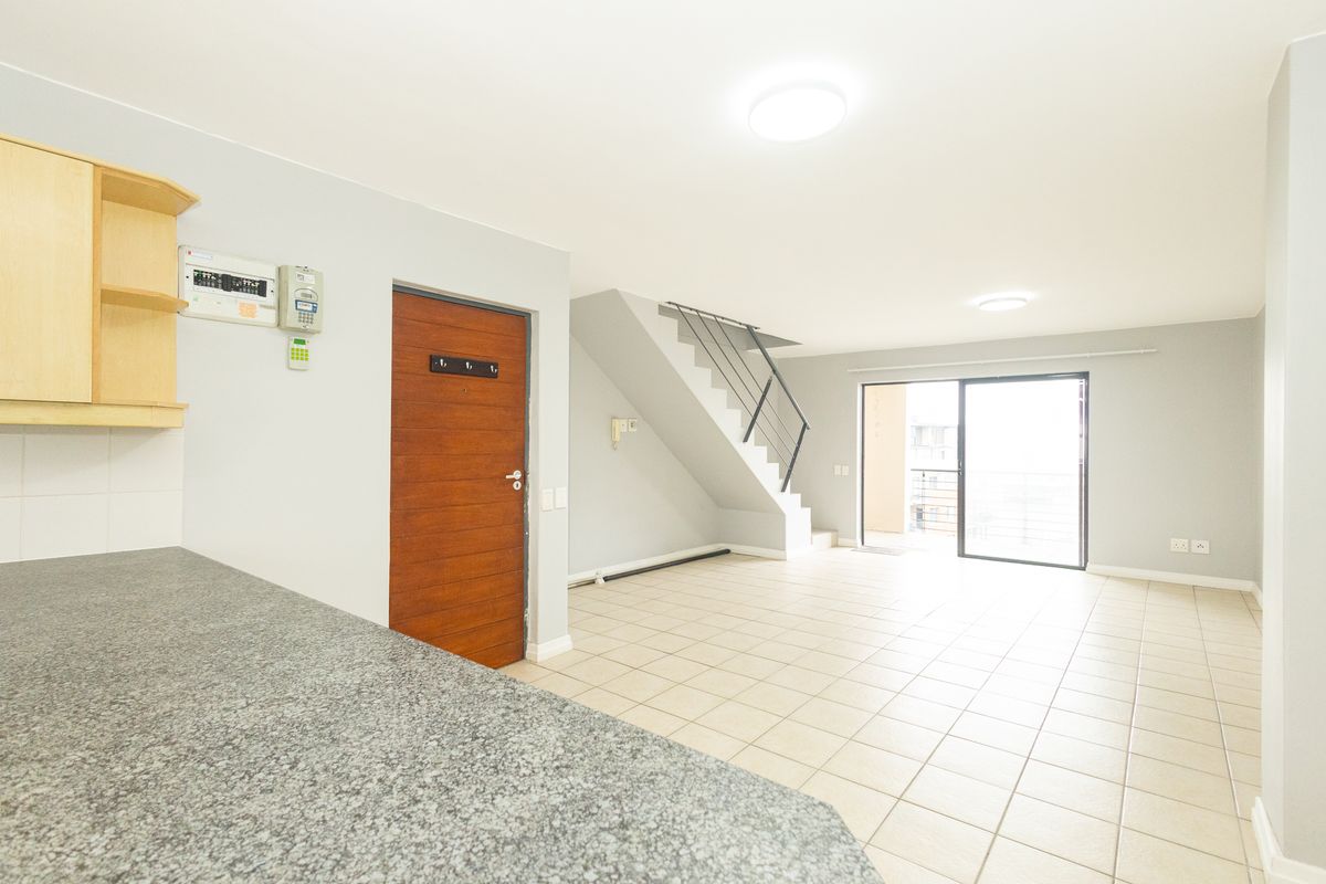 TWO-BEDROOM, TWO BATHROOM PENTHOUSE IN RIVERSIDE LOFTS - Photo 5