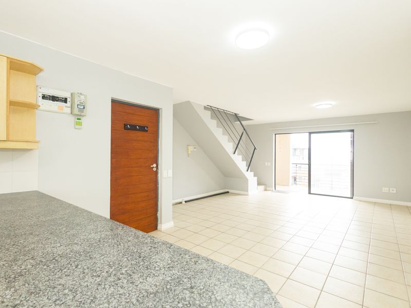 TWO-BEDROOM, TWO BATHROOM PENTHOUSE IN RIVERSIDE LOFTS - Photo 5
