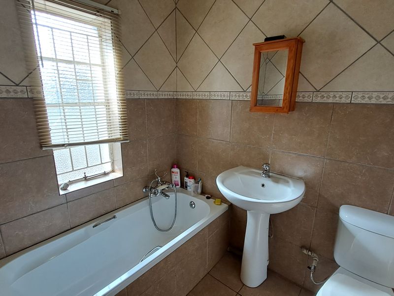 Classic Heidelberg Charm with Heated Pool & Flatlet - Photo 10
