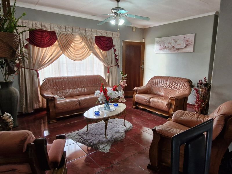 Hidden Gem in Geluksdal. Space, Comfort & Serious Potential - Photo 5